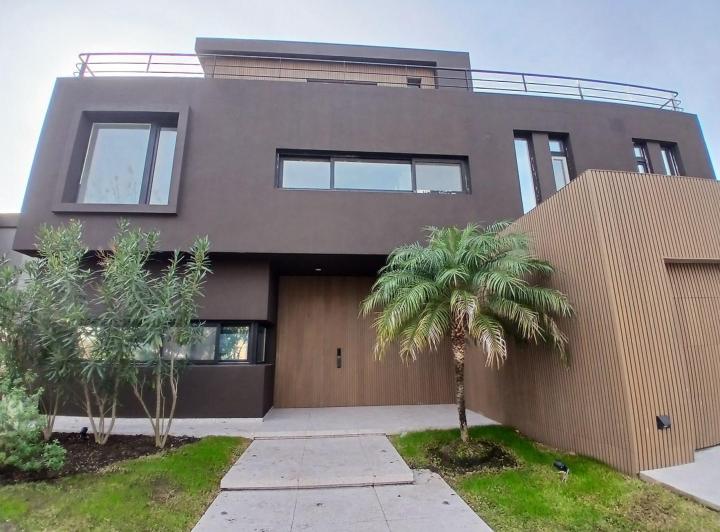 Casa · 520m² · 8 Ambientes · 3 Cocheras