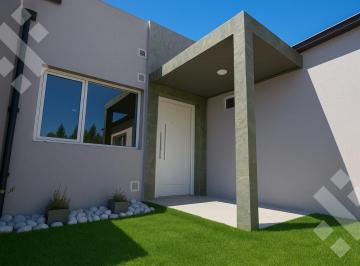 PH · 87m² · 3 Ambientes · 1 Cochera · En Venta | PH de 2 Dorm., B°los Cerezos I | Plottier