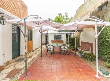 Casa · 132m² · 4 Ambientes · 1 Cochera · Venta de Casa 4 Ambientes con Parque, Cochera y Depto. Interno en Banfield Oeste, Lomas de Zamora