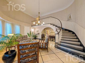 Casa · 245m² · 5 Ambientes · 1 Cochera · Venta Casa de Cuatro Dorm. con Jardin y Cochera en Abasto