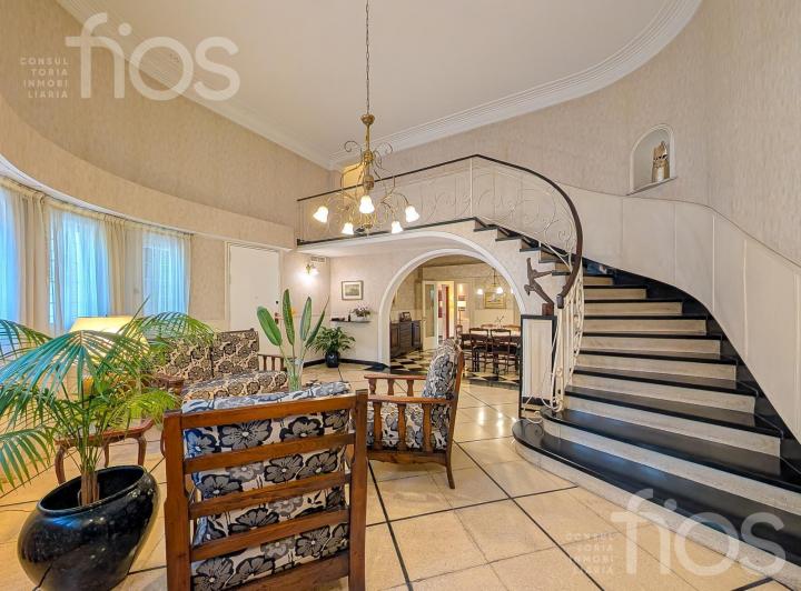 Casa · 245m² · 5 Ambientes · 1 Cochera