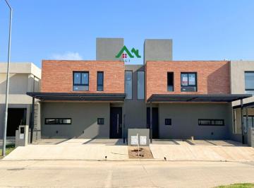 Casa · 150m² · 4 Ambientes · 2 Cocheras · Casa a Estrenar en Prados de Manantiales – 3 Dorm., Cochera Doble y Patio
