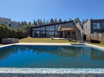 Casa · 320m² · 6 Ambientes · 4 Cocheras · Casa en Venta o Alquiler Temporal a La Laguna en La Comarca
