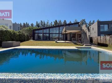 Casa · 320m² · 6 Ambientes · 4 Cocheras · Casa en Venta o Alquiler Temporal a La Laguna en La Comarca