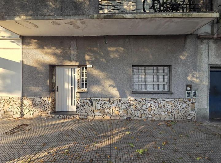 Alquila Casa en Planta Baja con Patio y Cochera en Villa Soldati - $1.100.000
