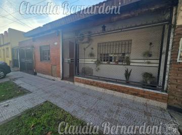 Casa de 3 ambientes, Morón · Casa de 120 m², con Cochera, Patio y Parrilla, en Venta en Castelar
