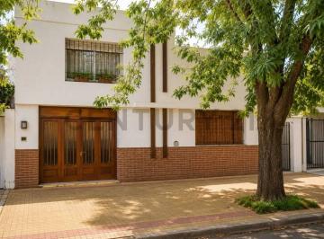 Casa · 170m² · 4 Ambientes · 1 Cochera · Casa en Venta La Plata 3 Dorm. Patio Parrilla Cochera