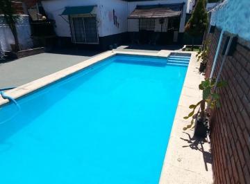 JSP-JS1-5239_2 · Venta Casa en Banfield. Pileta, Jardín y Patio.