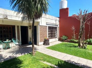 JSP-JS1-5239_2 · Venta Casa en Banfield. Pileta, Jardín y Patio.
