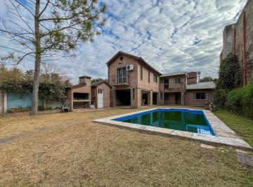 Casa · 138m² · 6 Ambientes · 2 Cocheras · Venta/permuta - Casa 4 Dorm. con Parque, Piscina y Cochera en Funes.