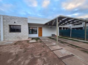 Casa · 100m² · 3 Ambientes · 2 Cocheras · Casa a Eatrenar B° Privado Cortaderas 3,guaymallén