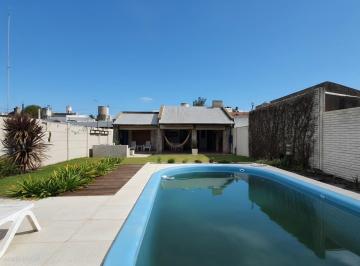 Casa · 215m² · 4 Ambientes · 1 Cochera · Casa en Cañada de Gomez
