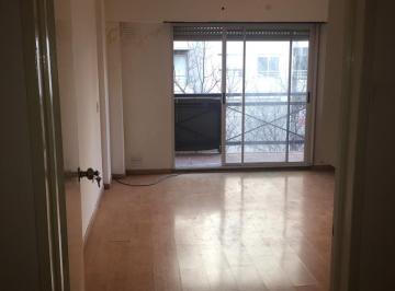 Monoambiente en muy buen estado. Balcón a la calle, 5to piso.. Piso de parket, e · Monoambiente con Cocina Separada