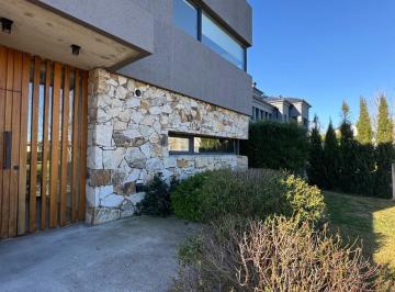 Casa · 250m² · 5 Ambientes · 2 Cocheras · Casa 5 Amb con Gran Jardín en Alquiler en El Barrio Privado Arenas del Sur
