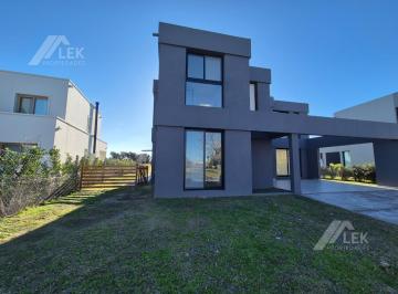 Casa · 200m² · 5 Ambientes · Casa en Dos Plantas, Venta, El Canton Golf, Escobar, Piscina, a Brazo de Agua