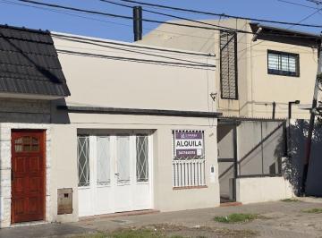 Casa · 107m² · 6 Ambientes · 1 Cochera · La Florida: Casa Al Frente con Garage, 2 Dorm. y Patio con Pileta