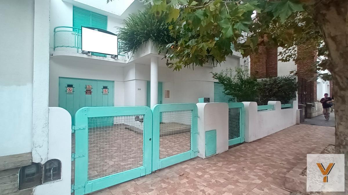 Casa 4 dorm, 200m² con patio y cochera — Calle Corrientes