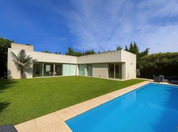 Casa · 200m² · 4 Ambientes · 2 Cocheras · Venta de Casa de 3 Dorm. en Barrio Cerrado