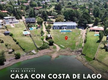 Casa · 600m² · 12 Ambientes · 1 Cochera · Venta Casa con Costa de Lago de 7 Habitaciones y 3276 m² de Terreno en Semi Privado Lago Azul
