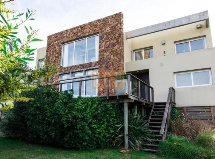 Casa · 1600m² · 5 Ambientes · 1 Cochera