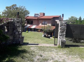Casa · 250m² · 5 Ambientes · 2 Cocheras · Casa con Dos Lotes en Barrio Cabana - Unquillo, Sierras Chicas