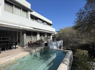 Casa · 300m² · 6 Ambientes · 2 Cocheras · Casa Espectacular en La Rufina