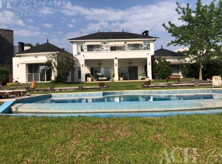 Casa · 300m² · 6 Ambientes · 1 Cochera