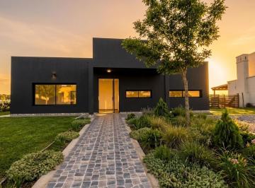 Casa · 187m² · 4 Ambientes · 2 Cocheras · Casa en Venta a Estrenar de Máxima Calidad Constructiva en San Sebastián