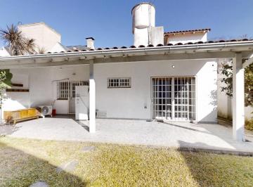 Casa · 130m² · 5 Ambientes · 1 Cochera · Casa en Venta en Olivos 5 Ambientes Suite con Dependencia Jardín Patio Cochera. Barrio Golf.