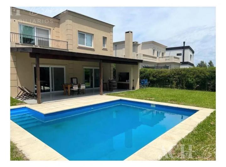 Casa · 220m² · 4 Ambientes