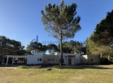 DEI-DEI-2126_2 · Alquiler Permanente de Casa 4 Dorm. con Pileta en Pinamar Barrio La Herrad