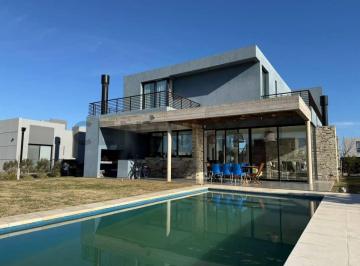 Casa · 224m² · 6 Ambientes · 2 Cocheras · Casa en Venta, Tres Dorm. y Pileta, Magallanes Hudson