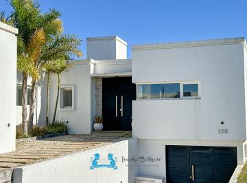 Casa de 6 ambientes, Costa Esmeralda · Venta Casa de 260 m² con 5 Dorm. Costa Esmeralda - Piscina Climatizada, Spa y Fondos Libres