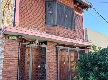 Casa · 80m² · 3 Ambientes · 1 Cochera · Casa en Alquiler en La Plata. 2 Dorm., Cochera Cubierta.