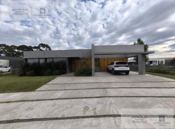 Casa · 151m² · 4 Ambientes · 4 Cocheras · Casa en Venta Barrio Santa Inés Canning