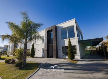 Casa de 4 ambientes, Esteban Echeverría · Exclusiva Residencia de Categoría con Master Suite de Lujo y Pileta en Lagos de Canning