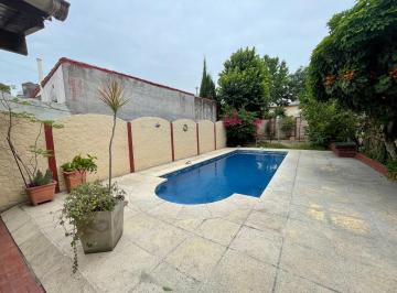 Casa de 11 ambientes, Lomas de Zamora · Tres Viviendas Independientes Sobre un Lote de Casi 500 m² con Jardín y Pileta.