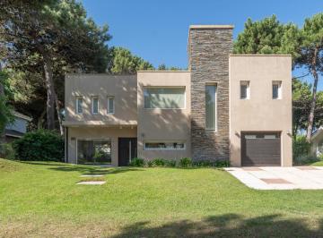 Casa · 219m² · 5 Ambientes · 1 Cochera · Casa en Alquiler Pinamar Norte