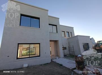 Casa · 180m² · 5 Ambientes · 2 Cocheras · Casa en El Canton - Puerto