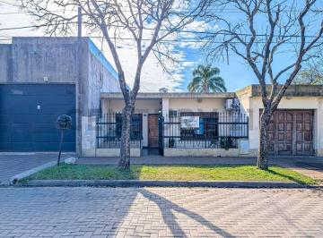 Casa · 220m² · 5 Ambientes · 2 Cocheras · Casa | 3 Dorm. | Quincho | Cochera| Funes Centro
