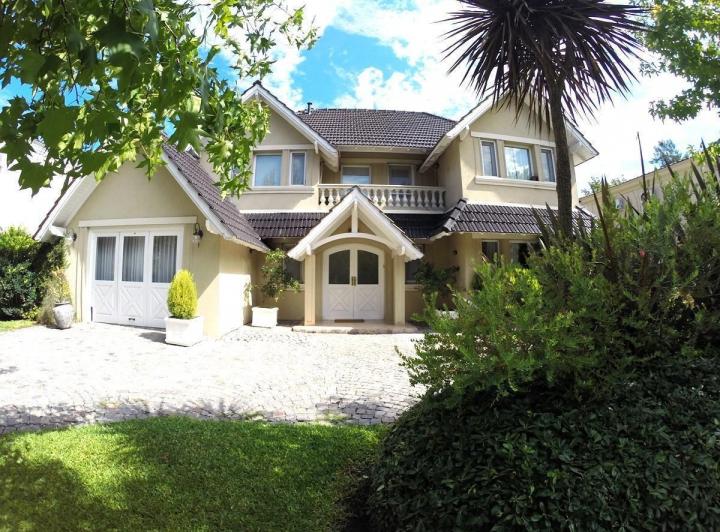 Casa · 290m² · 5 Ambientes · 2 Cocheras
