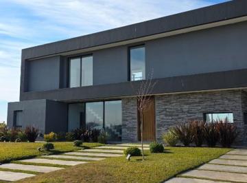 Casa · 360m² · 6 Ambientes · 6 Cocheras · Casa de 5 Habitaciones La Alameda Canning