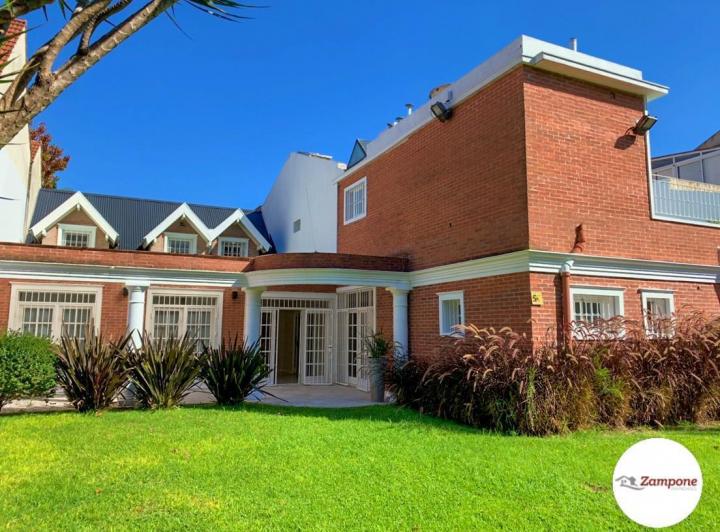 Casa · 500m² · 6 Ambientes · 4 Cocheras