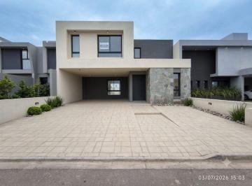 Casa de 4 ambientes, Córdoba · Sobria y Elegante, 3d, 3b, Escritorio, Amplia y Luminosa, Imperdible!