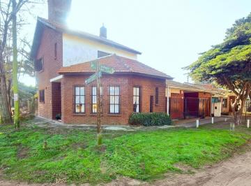Casa · 85m² · 3 Ambientes · 1 Cochera · Casa en Esquina de 2 Dorm., Patio, Gas Natural, 97 m².