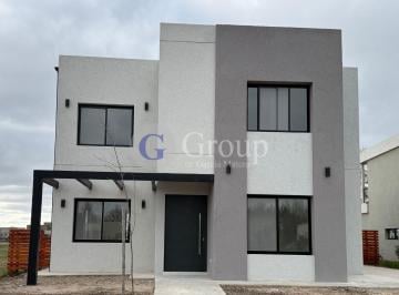 Casa · 177m² · 5 Ambientes · 1 Cochera · Casa Chalet en Venta en Santa Elisa, Pilar del Este, Pilar
