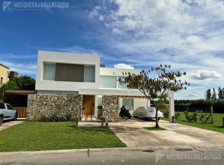Casa · 306m² · 7 Ambientes · 4 Cocheras