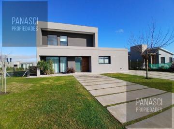 Casa · 220m² · 4 Ambientes · 3 Cocheras · Casa 4 Ambientes en Venta o Alquiler en Arenas Chico