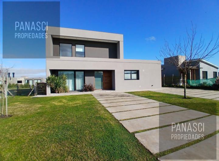 Casa · 220m² · 4 Ambientes · 3 Cocheras