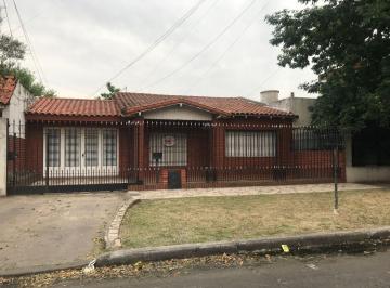 Casa de 3 ambientes, Lomas de Zamora · Casa de 210 m² con 2 Dorm. en Venta en Lomas de Zamora